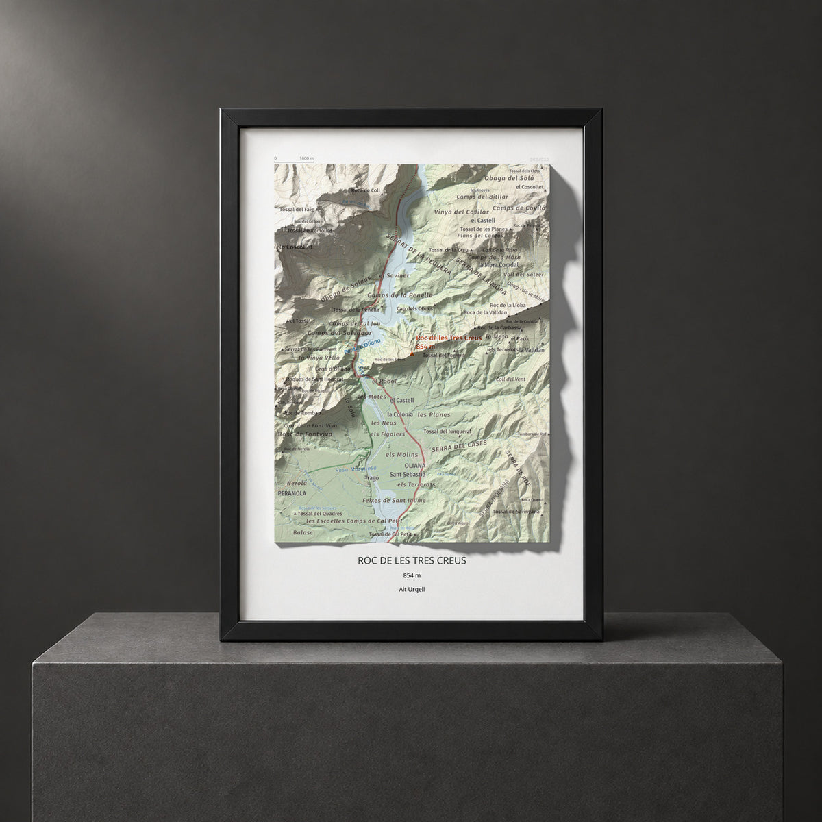 Mapa de relieve de Roc de les Tres Creus, 854 m, Alt Urgell, lámina 100 Cims de Trobart. Presentación enmarcada. 21 × 30 cm.