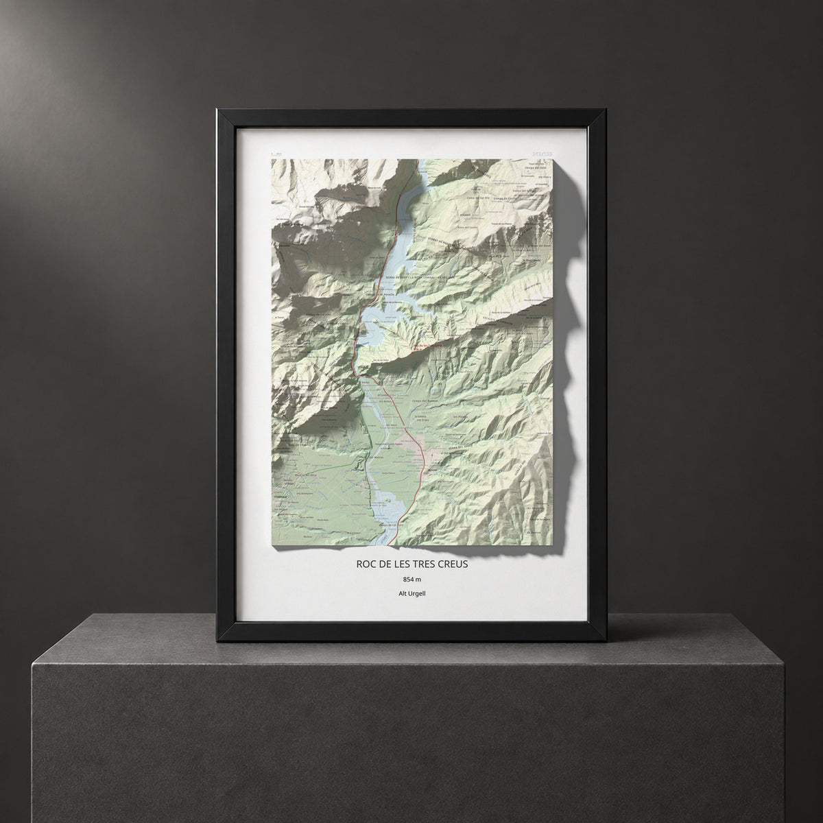 Mapa de relieve de Roc de les Tres Creus, 854 m, Alt Urgell, lámina 100 Cims de Trobart. Presentación enmarcada. 50 × 70 cm.