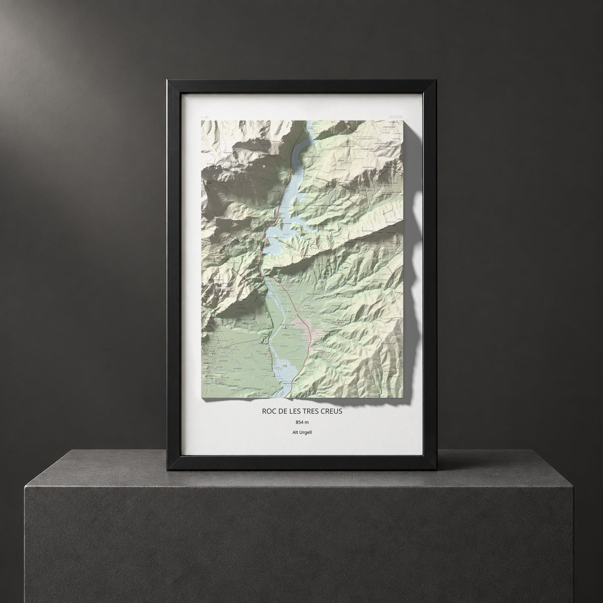 Mapa de relieve de Roc de les Tres Creus, 854 m, Alt Urgell, lámina 100 Cims de Trobart. Presentación enmarcada. 61 × 91 cm.