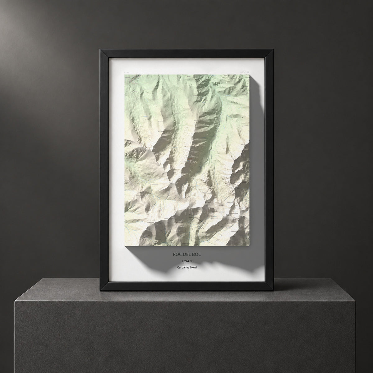 Mapa de relieve de Roc del Boc, 2774 m, Cerdanya Nord, lámina 100 Cims de Trobart. Presentación enmarcada. 70 × 100 cm.