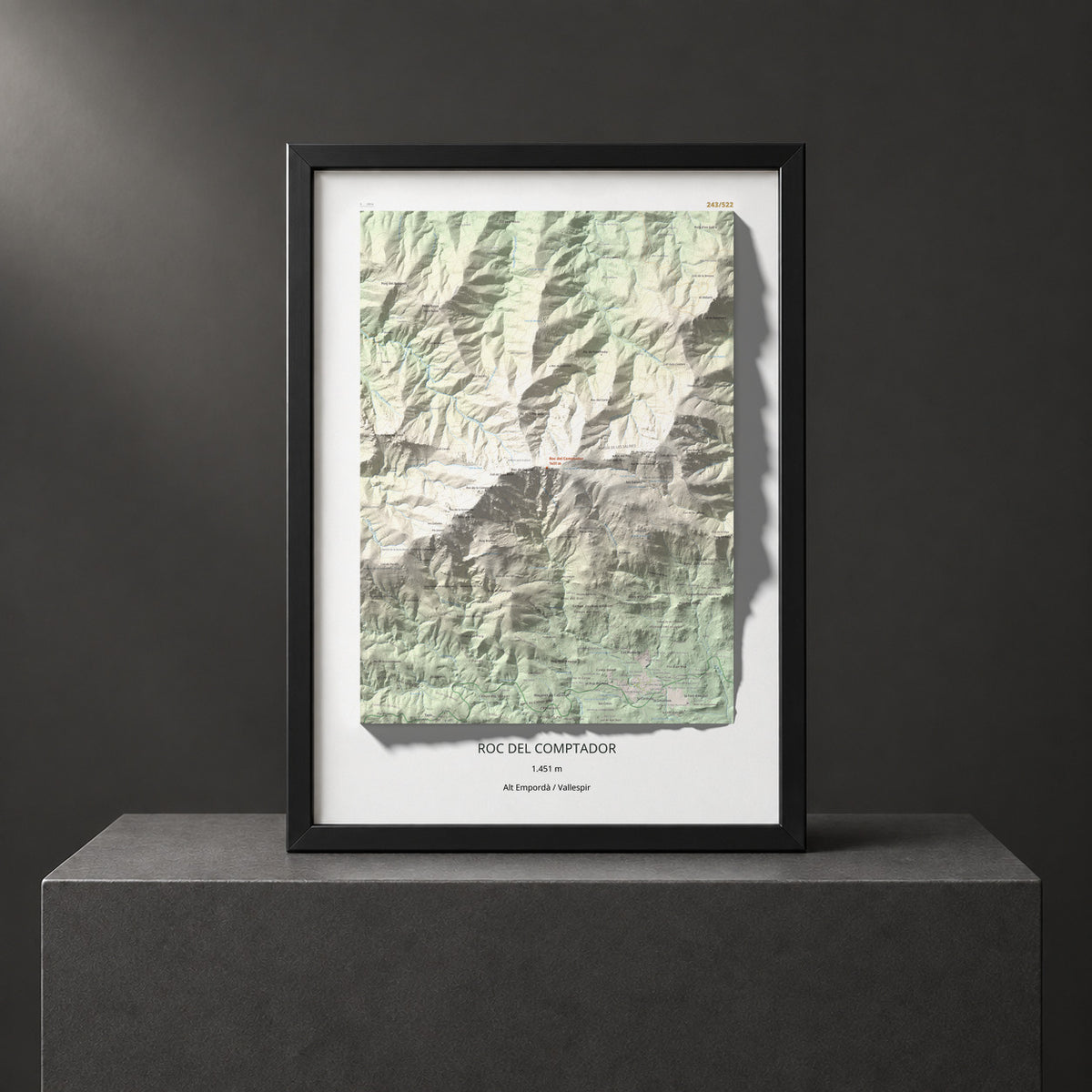 Mapa de relieve de Roc del Comptador, 1451 m, Alt Empordà · Vallespir, lámina 100 Cims de Trobart. Presentación enmarcada. 50 × 70 cm.