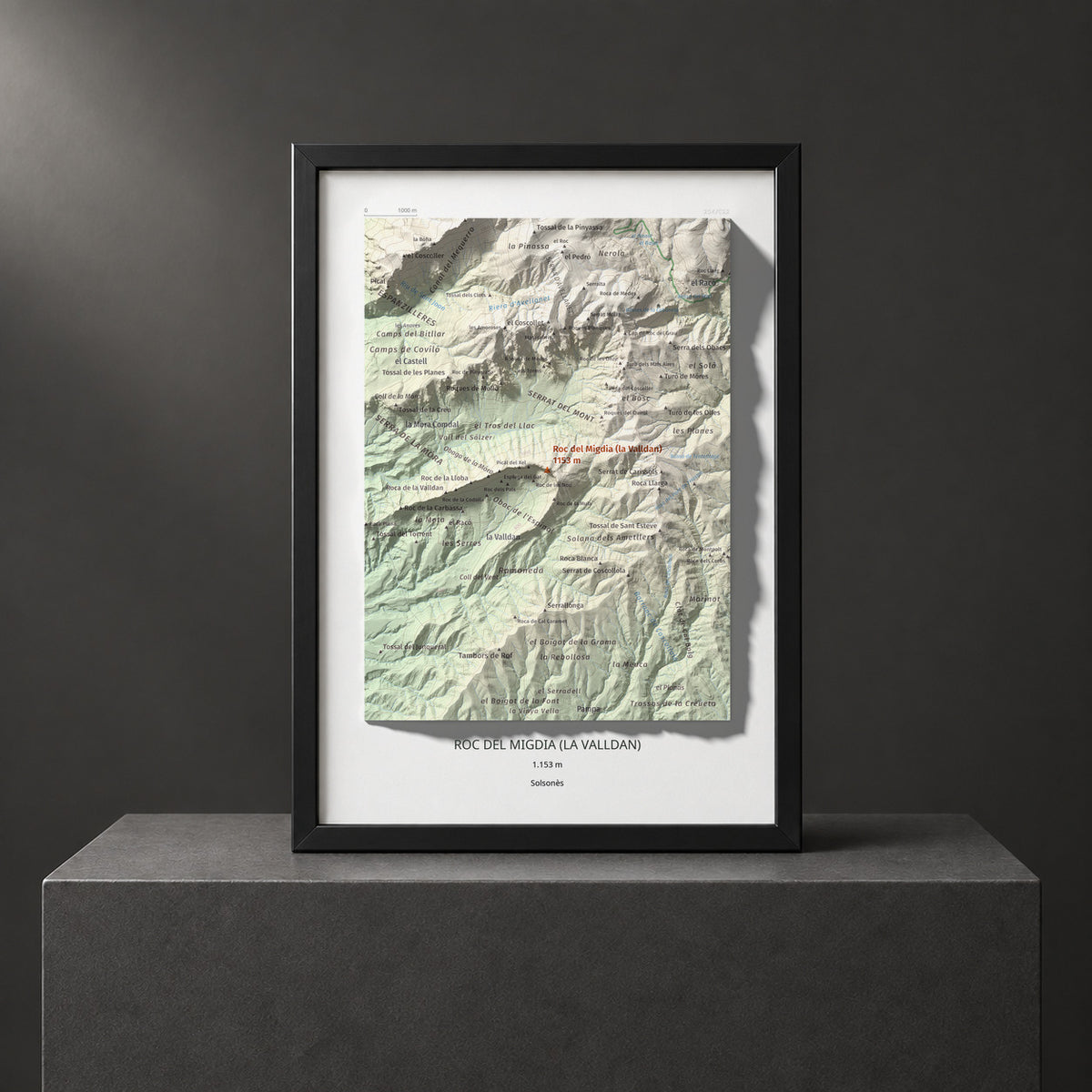 Mapa de relieve de Roc del Migdia (la Valldan), 1153 m, Solsonès, lámina 100 Cims de Trobart. Presentación enmarcada. 21 × 30 cm.