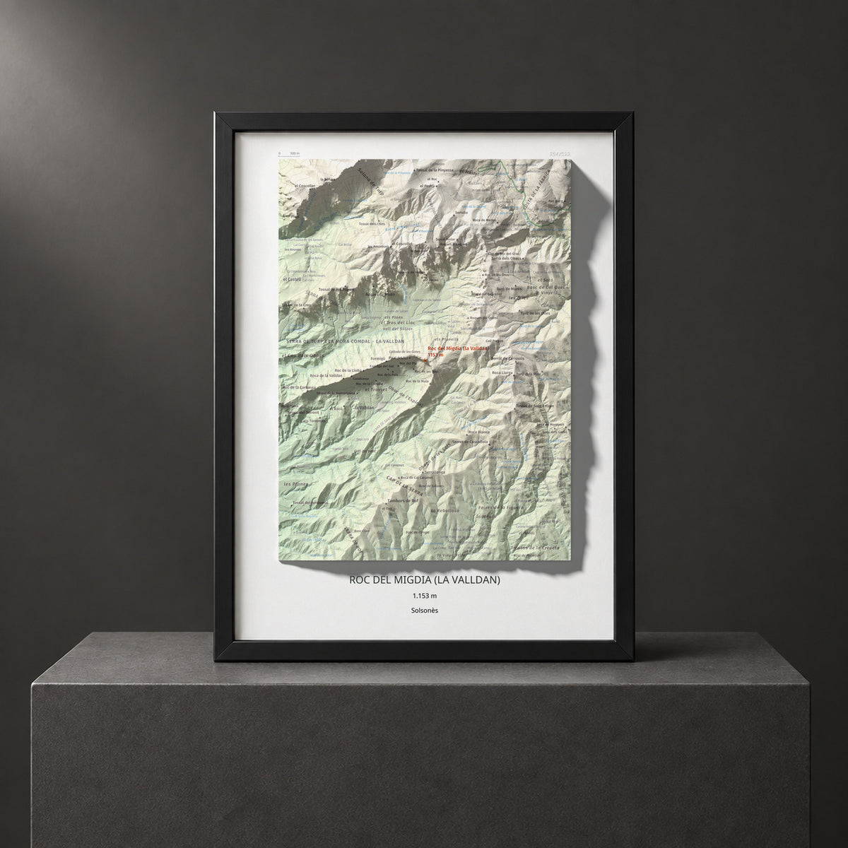 Mapa de relieve de Roc del Migdia (la Valldan), 1153 m, Solsonès, lámina 100 Cims de Trobart. Presentación enmarcada. 30 × 40 cm.