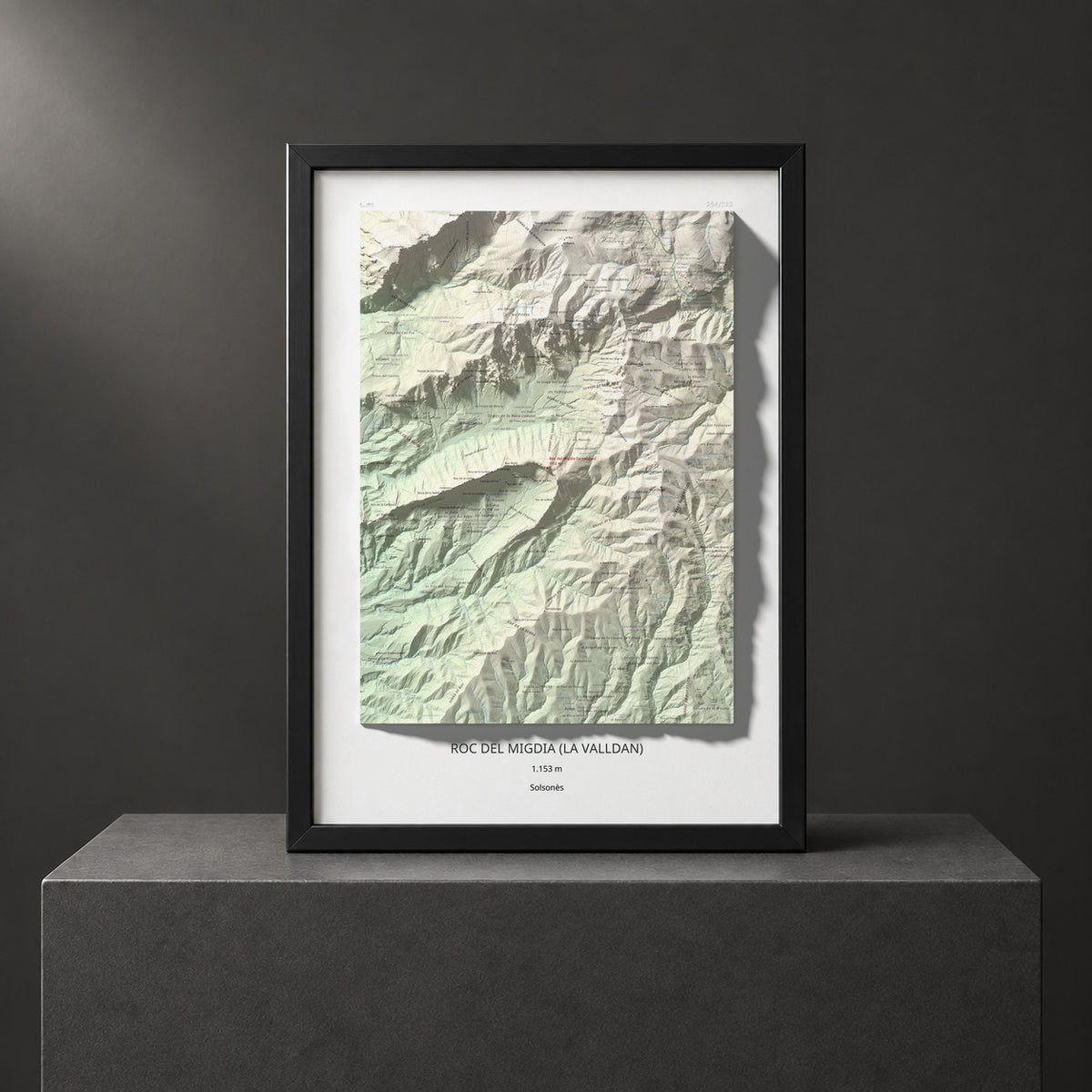 Mapa de relieve de Roc del Migdia (la Valldan), 1153 m, Solsonès, lámina 100 Cims de Trobart. Presentación enmarcada. 50 × 70 cm.