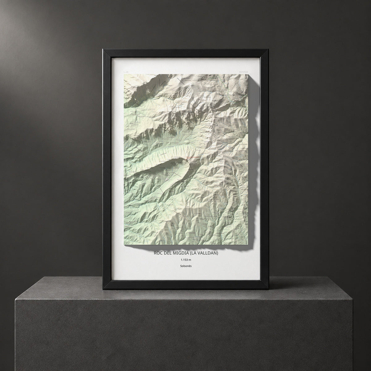 Mapa de relieve de Roc del Migdia (la Valldan), 1153 m, Solsonès, lámina 100 Cims de Trobart. Presentación enmarcada. 61 × 91 cm.