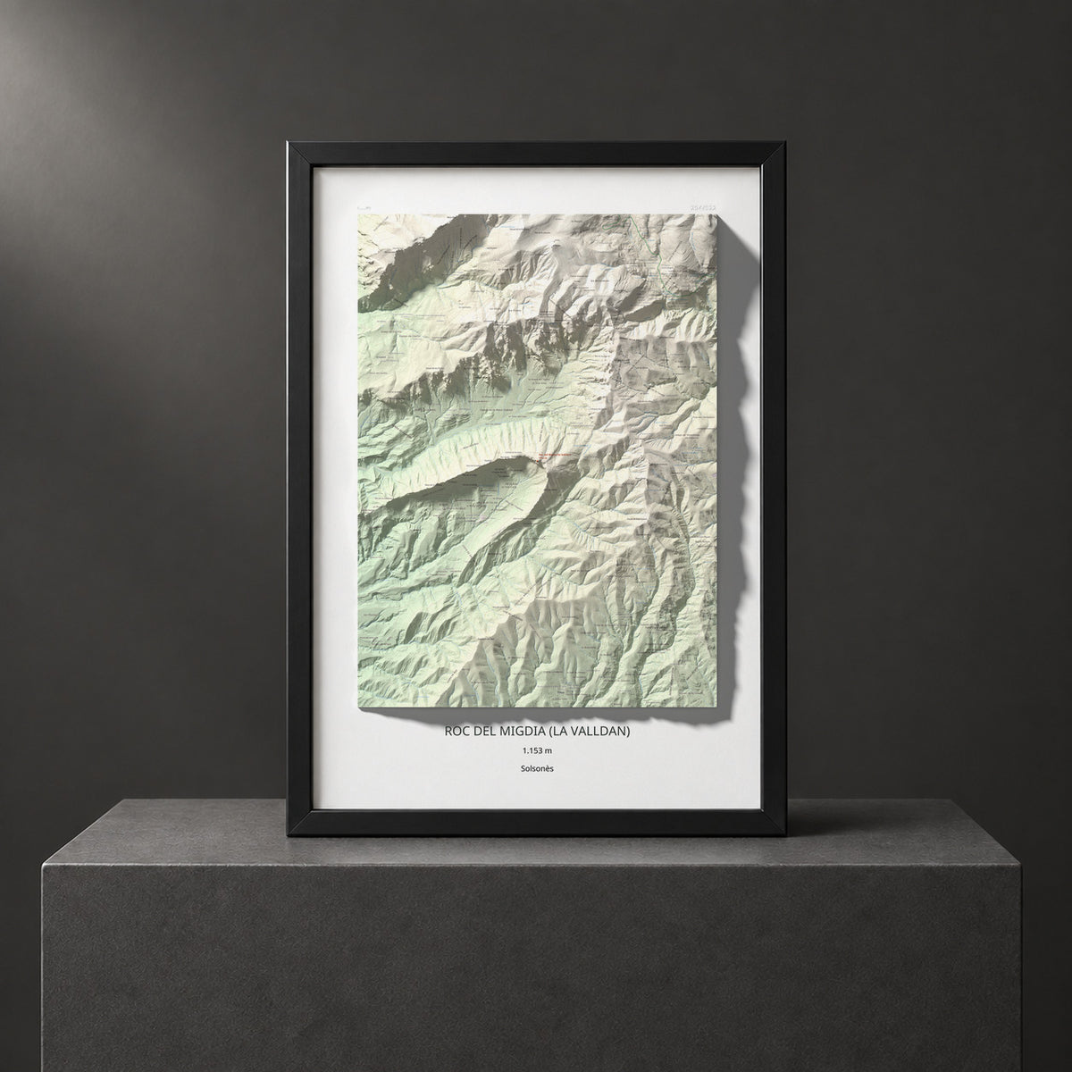 Mapa de relieve de Roc del Migdia (la Valldan), 1153 m, Solsonès, lámina 100 Cims de Trobart. Presentación enmarcada. 70 × 100 cm.