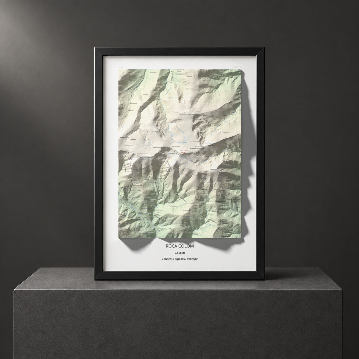 Mapa de relieve de Roca Colom, 2506 m, Conflent · Ripollès · Vallespir, lámina 100 Cims de Trobart. Presentación enmarcada. 50 × 70 cm.