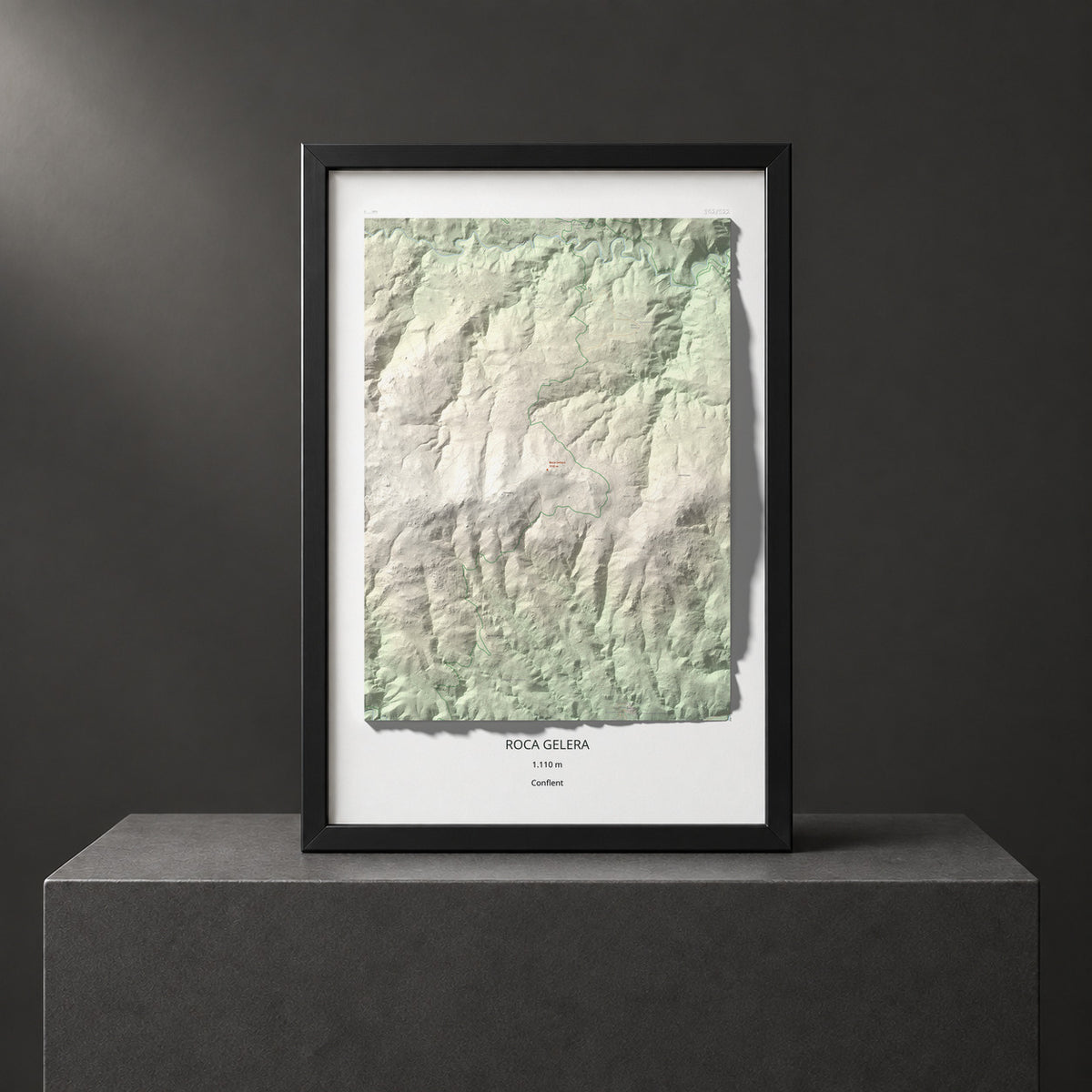 Mapa de relieve de Roca Gelera, 1110 m, Conflent, lámina 100 Cims de Trobart. Presentación enmarcada. 61 × 91 cm.
