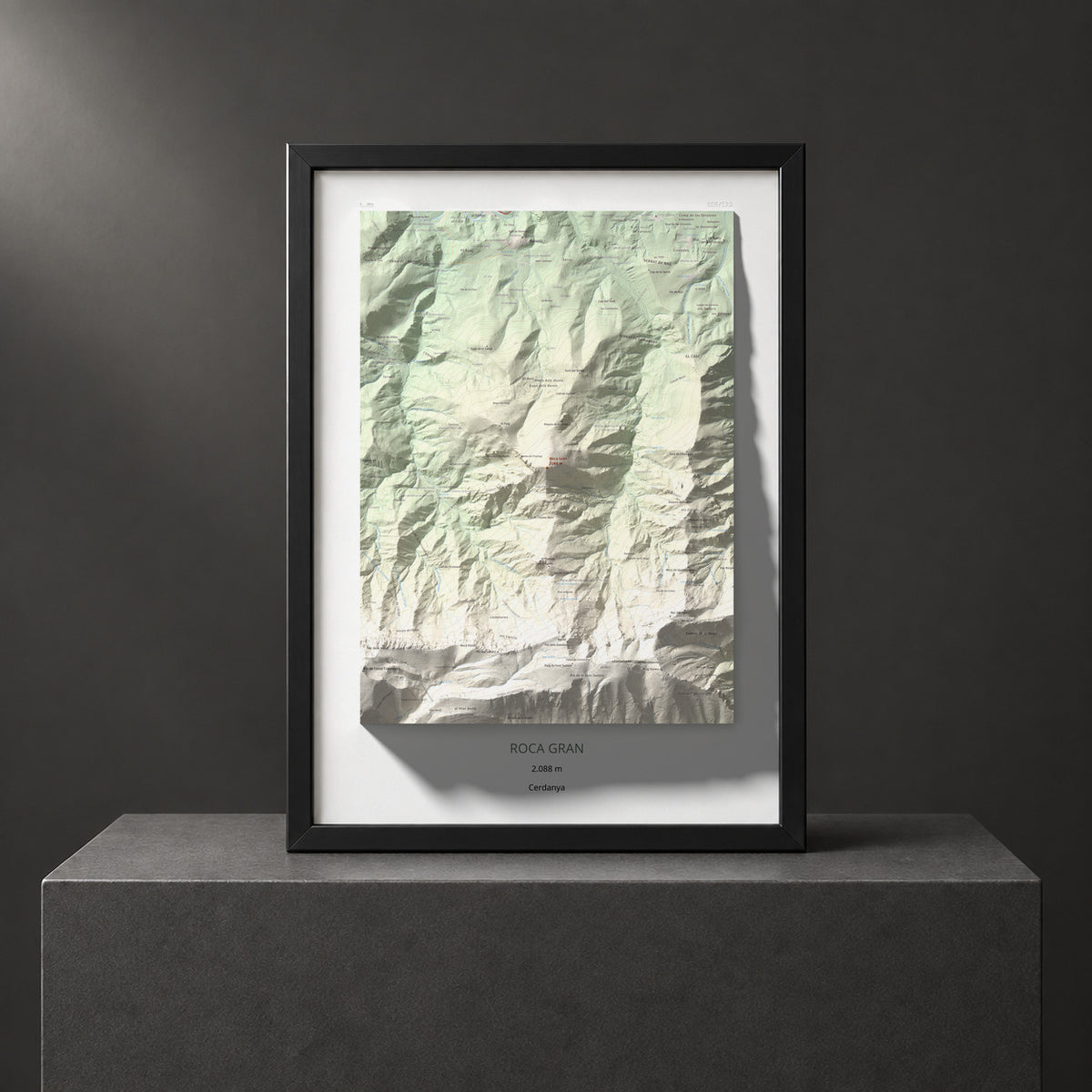 Mapa de relieve de Roca Gran, 2088 m, Cerdanya, lámina 100 Cims de Trobart. Presentación enmarcada. 50 × 70 cm.