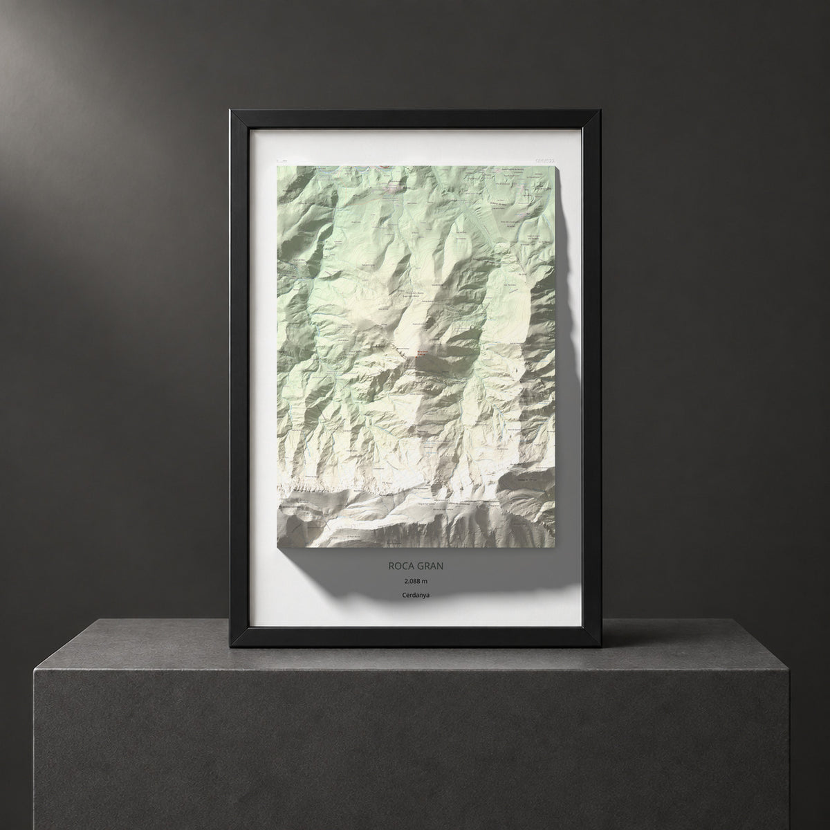 Mapa de relieve de Roca Gran, 2088 m, Cerdanya, lámina 100 Cims de Trobart. Presentación enmarcada. 61 × 91 cm.