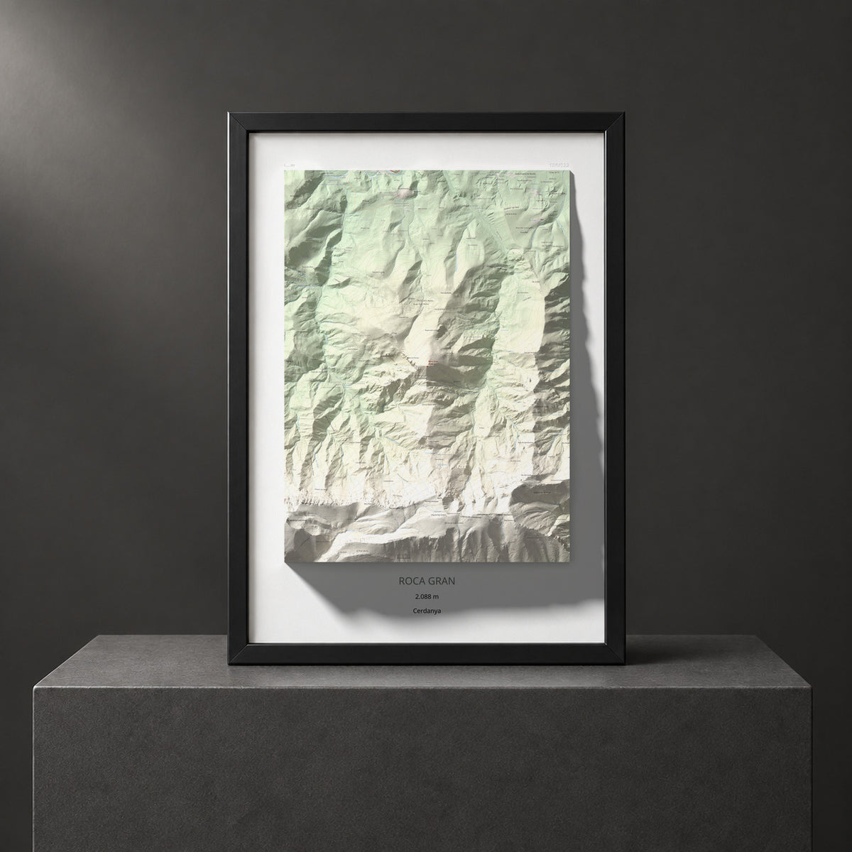 Mapa de relieve de Roca Gran, 2088 m, Cerdanya, lámina 100 Cims de Trobart. Presentación enmarcada. 70 × 100 cm.