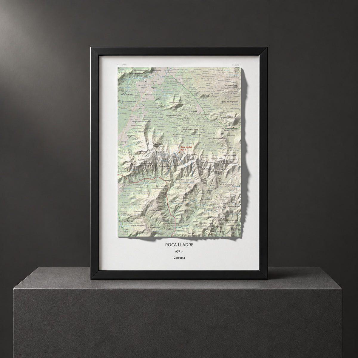 Mapa de relieve de Roca Lladre, 907 m, Garrotxa, lámina 100 Cims de Trobart. Presentación enmarcada. 30 × 40 cm.