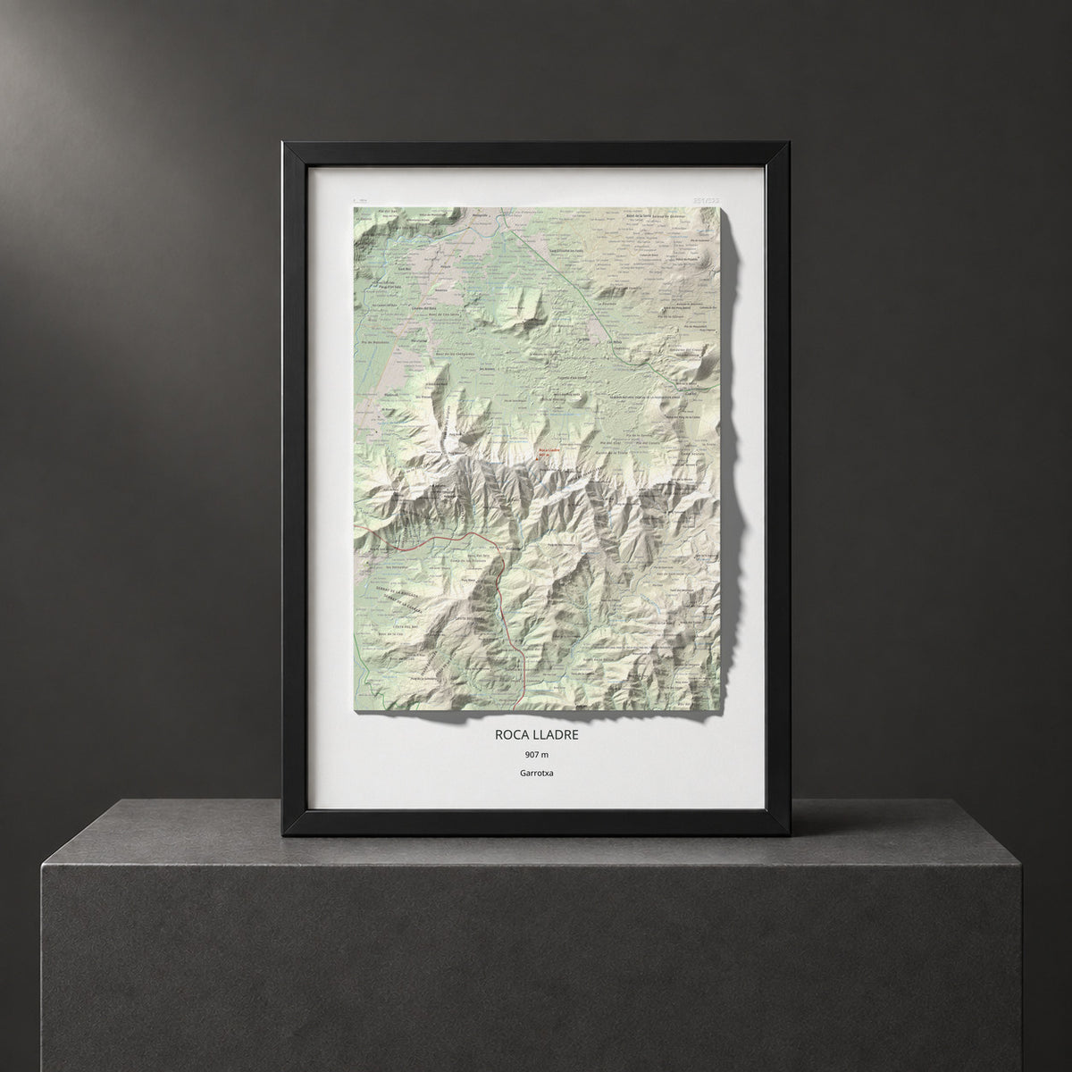 Mapa de relieve de Roca Lladre, 907 m, Garrotxa, lámina 100 Cims de Trobart. Presentación enmarcada. 50 × 70 cm.