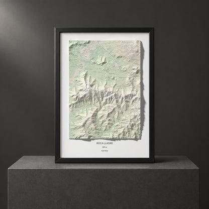 Mapa de relieve de Roca Lladre, 907 m, Garrotxa, lámina 100 Cims de Trobart. Presentación enmarcada. 50 × 70 cm.