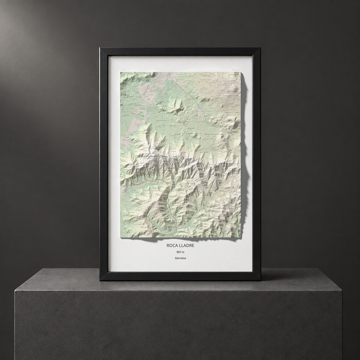Mapa de relieve de Roca Lladre, 907 m, Garrotxa, lámina 100 Cims de Trobart. Presentación enmarcada. 61 × 91 cm.