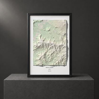 Mapa de relieve de Roca Lladre, 907 m, Garrotxa, lámina 100 Cims de Trobart. Presentación enmarcada. 61 × 91 cm.