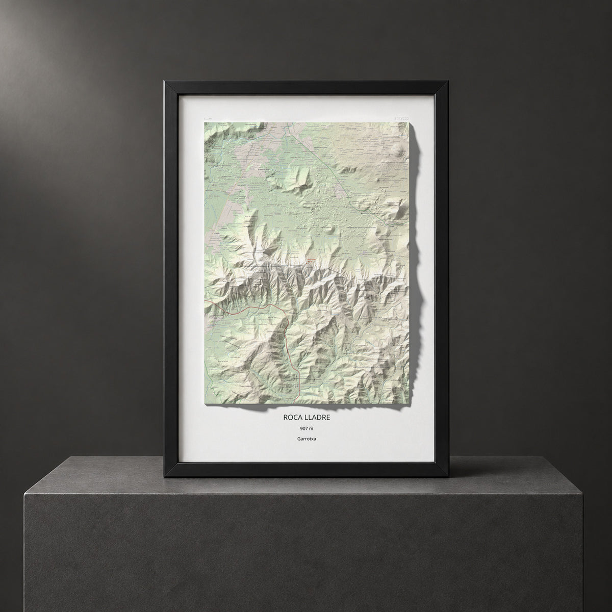 Mapa de relieve de Roca Lladre, 907 m, Garrotxa, lámina 100 Cims de Trobart. Presentación enmarcada. 70 × 100 cm.
