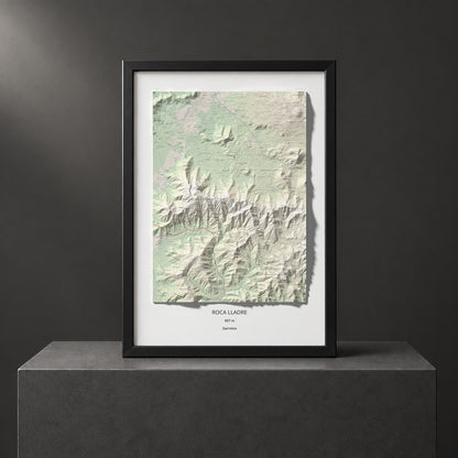 Mapa de relieve de Roca Lladre, 907 m, Garrotxa, lámina 100 Cims de Trobart. Presentación enmarcada. 70 × 100 cm.
