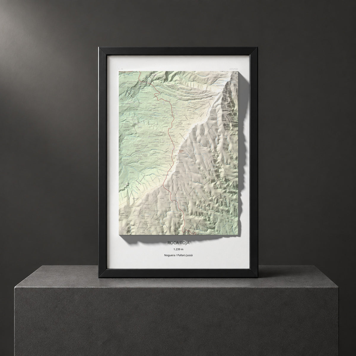 Mapa de relieve de Roca Roja, 1239 m, Noguera · Pallars Jussà, lámina 100 Cims de Trobart. Presentación enmarcada. 61 × 91 cm.