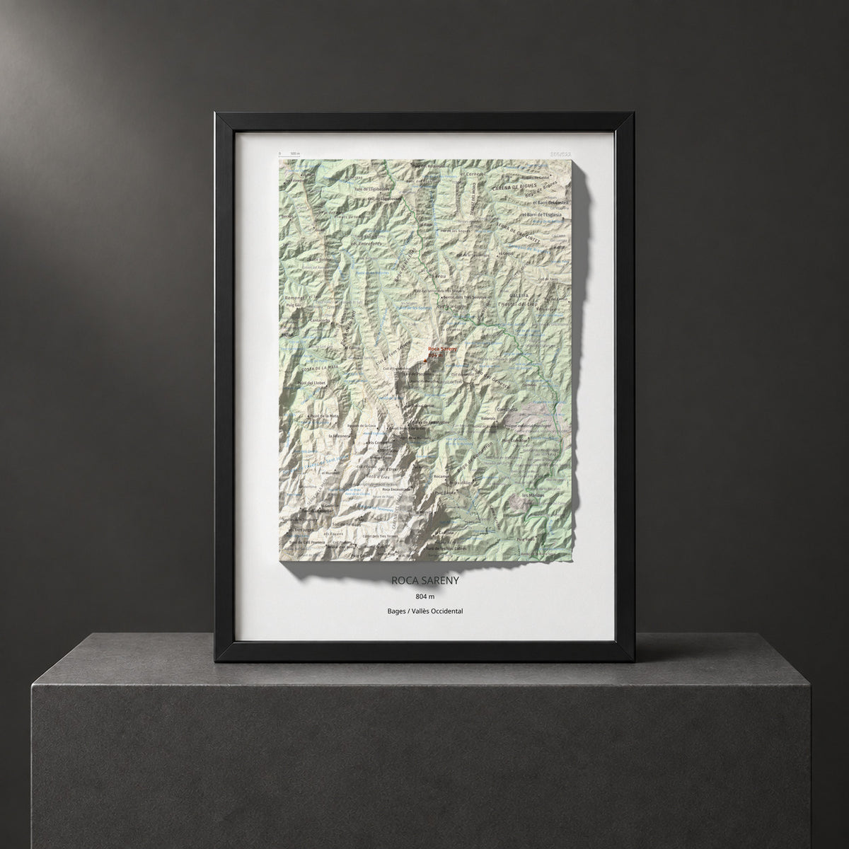 Mapa de relieve de Roca Sareny, 804 m, Bages · Vallès Occidental, lámina 100 Cims de Trobart. Presentación enmarcada. 30 × 40 cm.