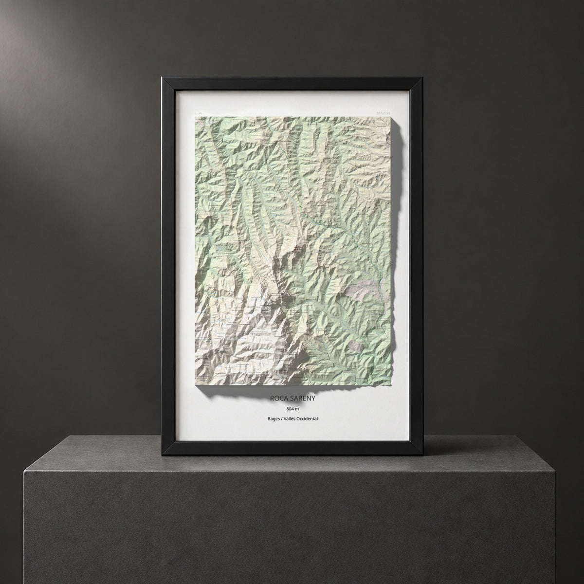 Mapa de relieve de Roca Sareny, 804 m, Bages · Vallès Occidental, lámina 100 Cims de Trobart. Presentación enmarcada. 61 × 91 cm.