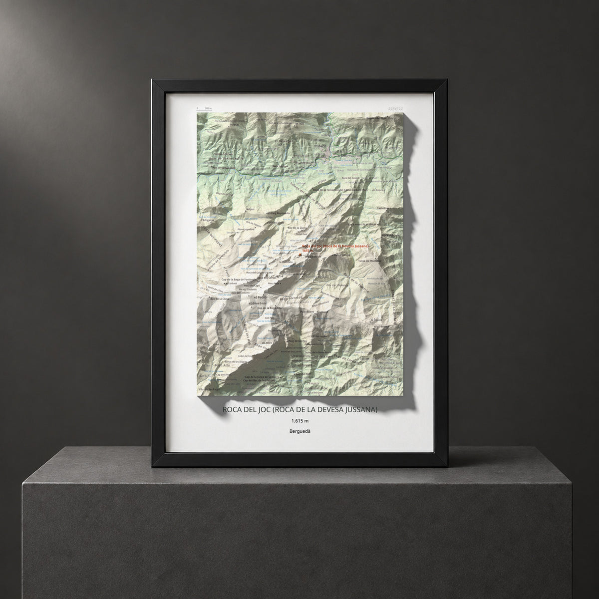 Mapa de relieve de Roca del Joc (Roca de la Devesa Jussana), 1615 m, Berguedà, lámina 100 Cims de Trobart. Presentación enmarcada. 30 × 40 cm.