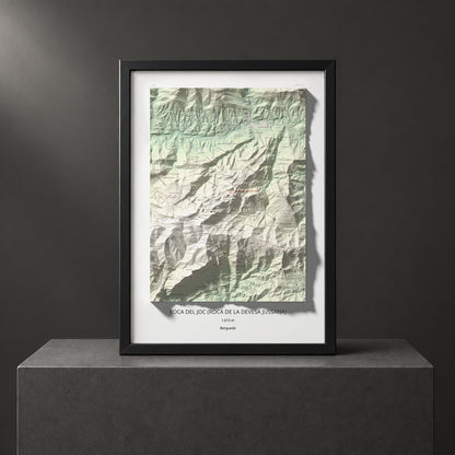 Mapa de relieve de Roca del Joc (Roca de la Devesa Jussana), 1615 m, Berguedà, lámina 100 Cims de Trobart. Presentación enmarcada. 50 × 70 cm.