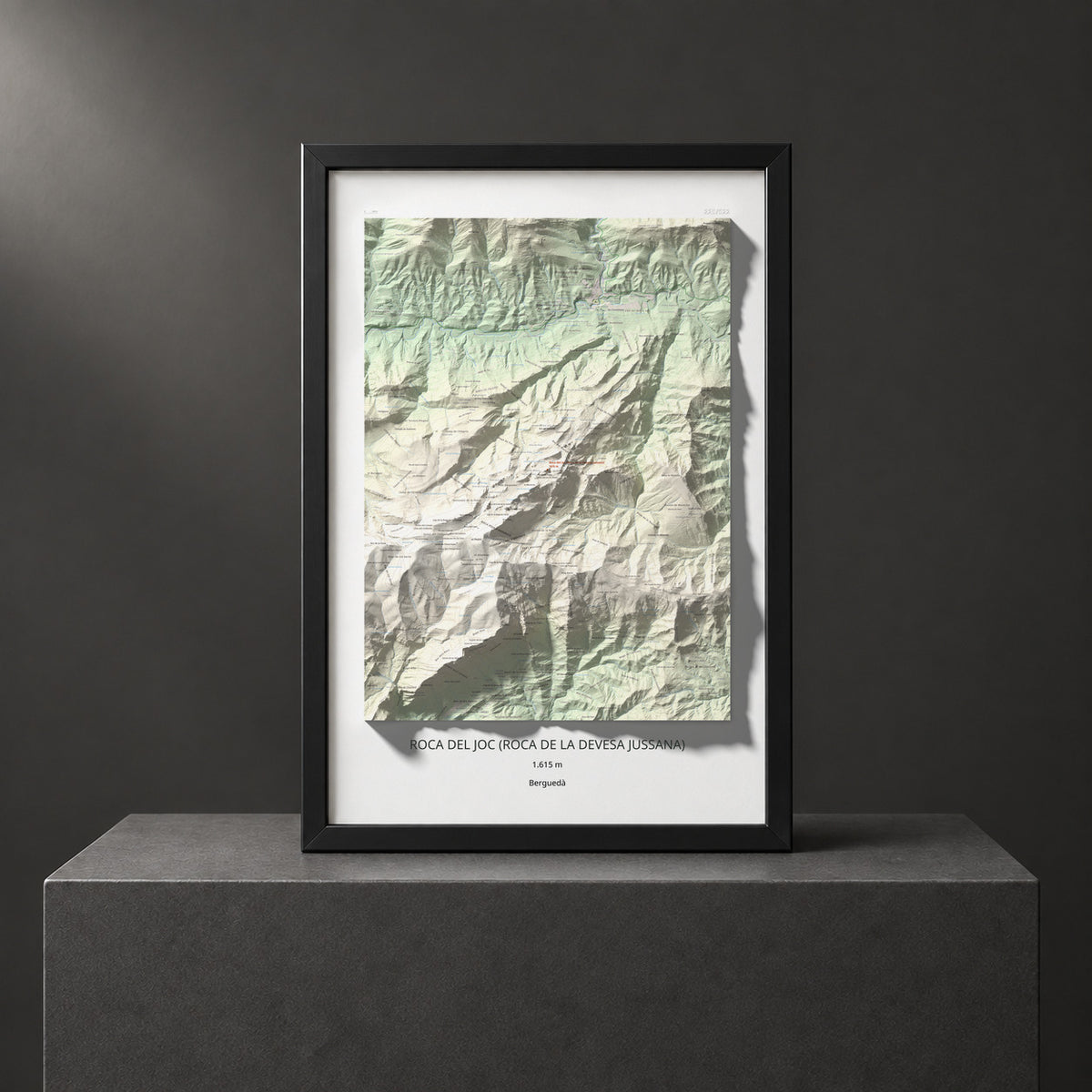 Mapa de relieve de Roca del Joc (Roca de la Devesa Jussana), 1615 m, Berguedà, lámina 100 Cims de Trobart. Presentación enmarcada. 61 × 91 cm.