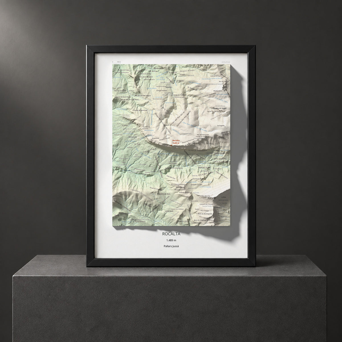 Mapa de relieve de Rocalta, 1489 m, Pallars Jussà, lámina 100 Cims de Trobart. Presentación enmarcada. 30 × 40 cm.