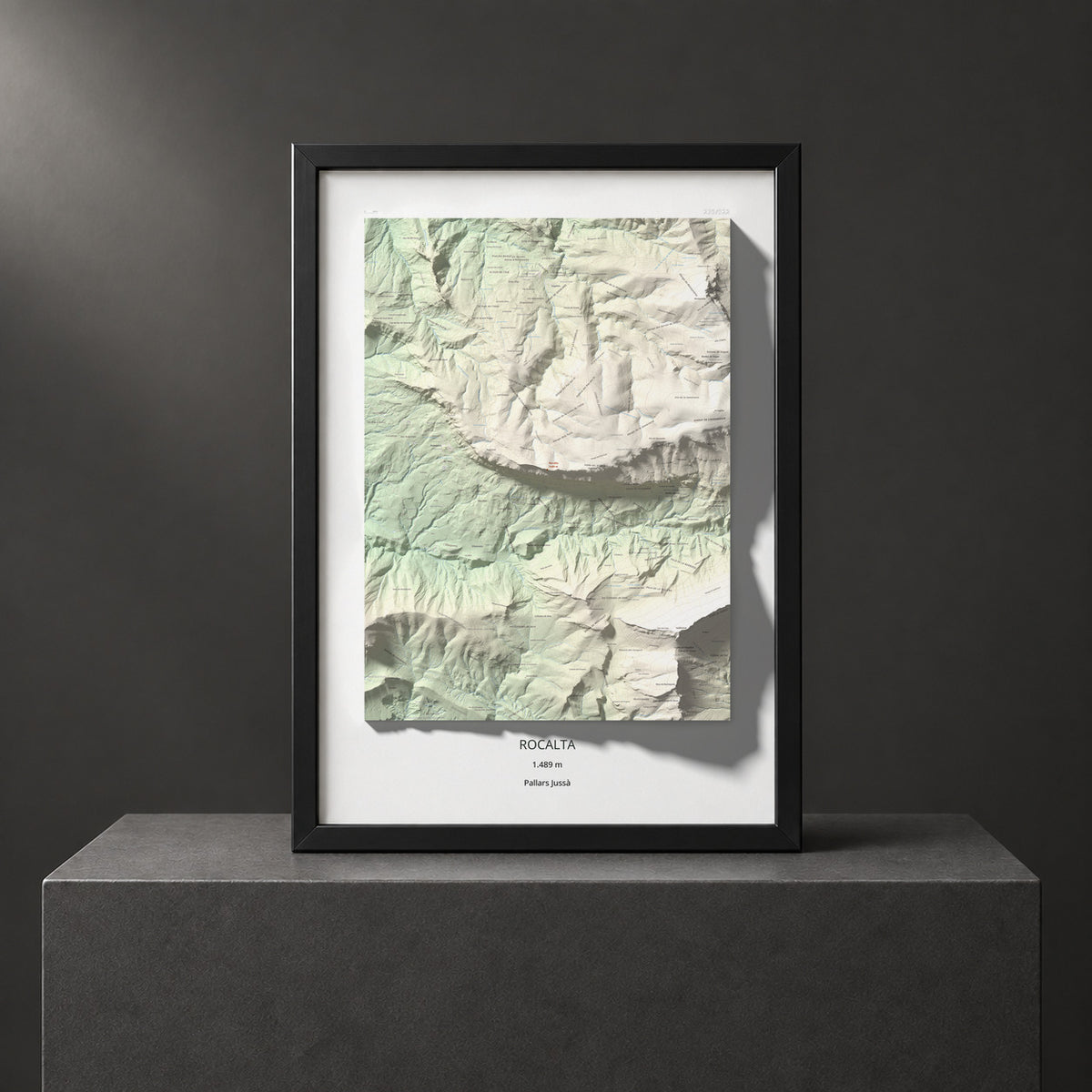 Mapa de relieve de Rocalta, 1489 m, Pallars Jussà, lámina 100 Cims de Trobart. Presentación enmarcada. 70 × 100 cm.