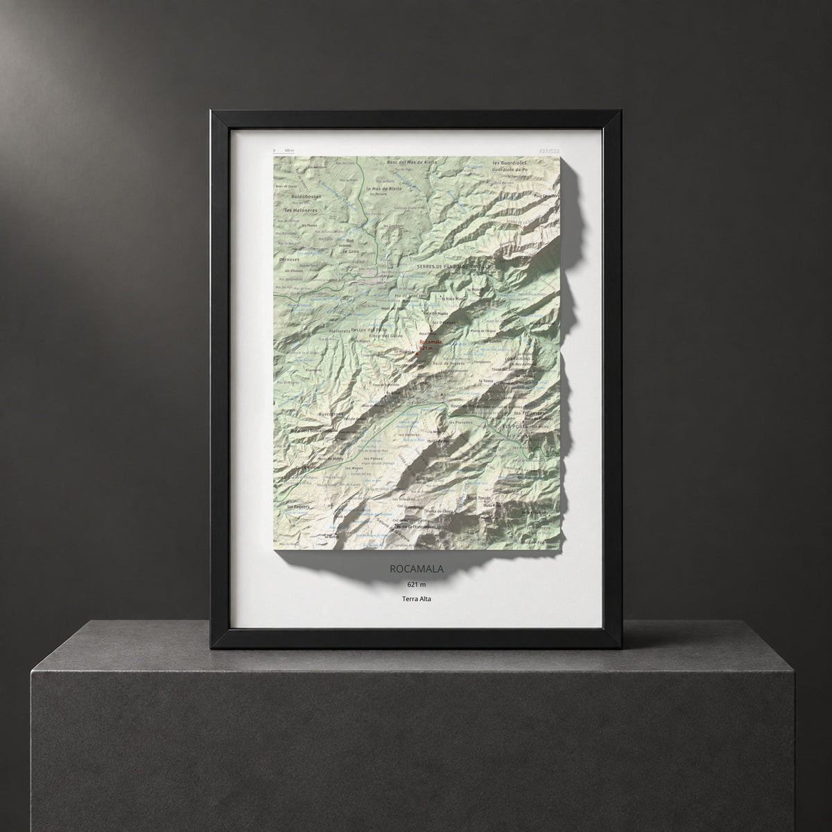 Mapa de relieve de Rocamala, 621 m, Terra Alta, lámina 100 Cims de Trobart. Presentación enmarcada. 30 × 40 cm.