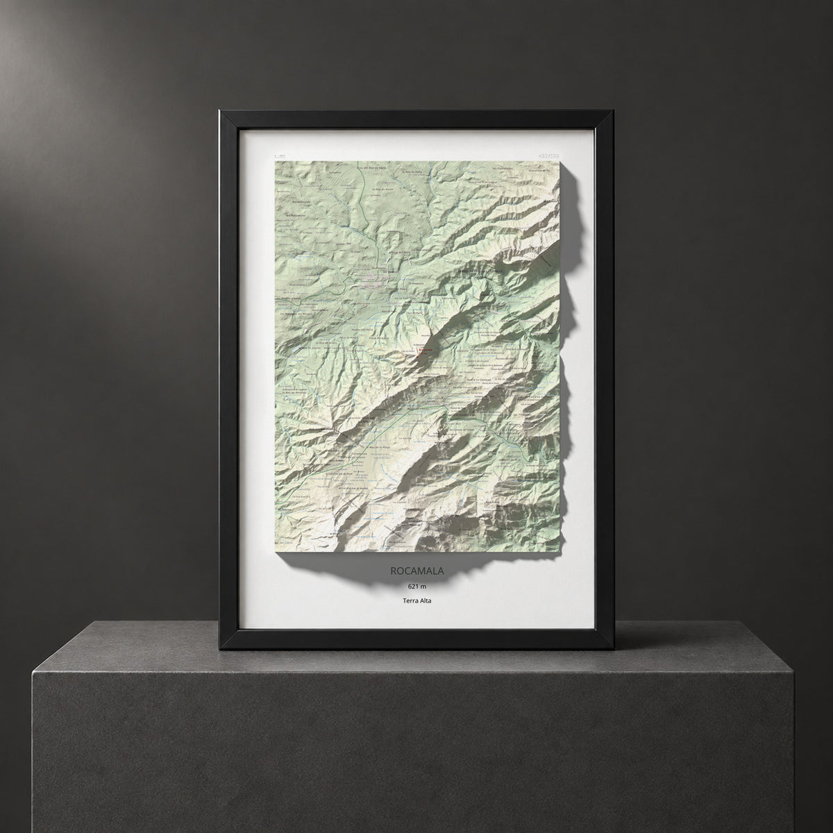 Mapa de relieve de Rocamala, 621 m, Terra Alta, lámina 100 Cims de Trobart. Presentación enmarcada. 50 × 70 cm.
