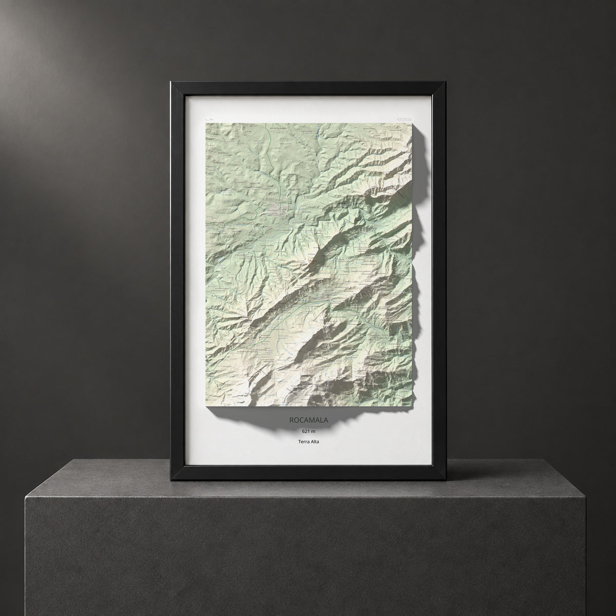 Mapa de relieve de Rocamala, 621 m, Terra Alta, lámina 100 Cims de Trobart. Presentación enmarcada. 61 × 91 cm.