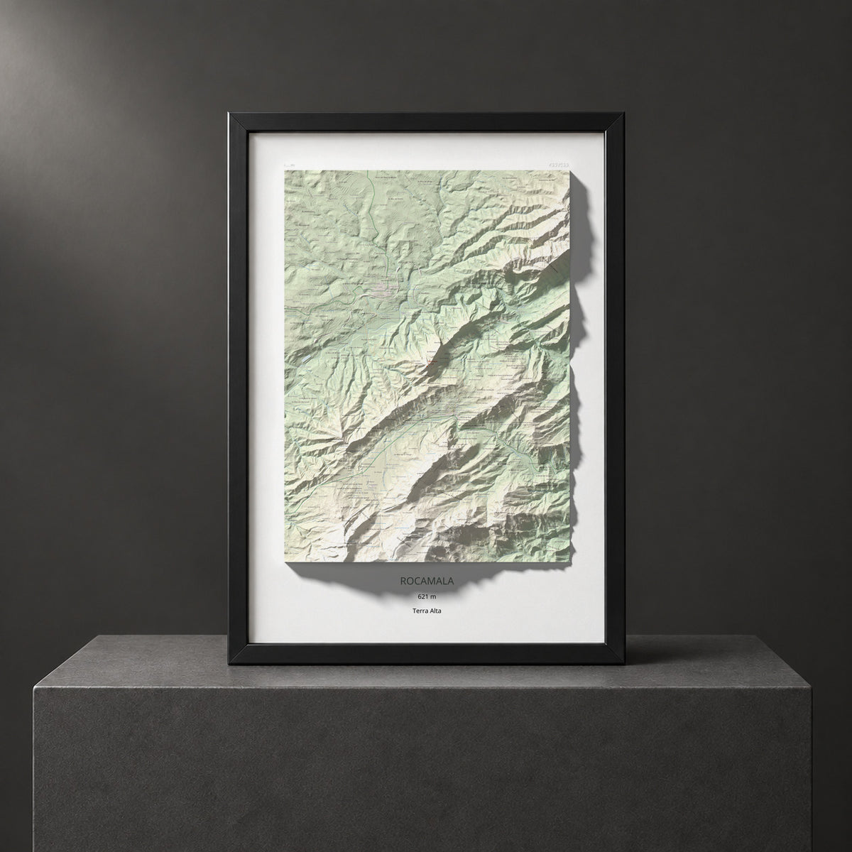 Mapa de relieve de Rocamala, 621 m, Terra Alta, lámina 100 Cims de Trobart. Presentación enmarcada. 70 × 100 cm.