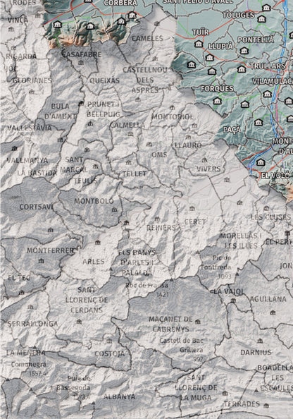 Mapa de relieve del Rosselló, con el territorio en color y el entorno en blanco. Detalle de la zona inferior izquierda. 21 × 30 cm. Estilo Azul y naranja.