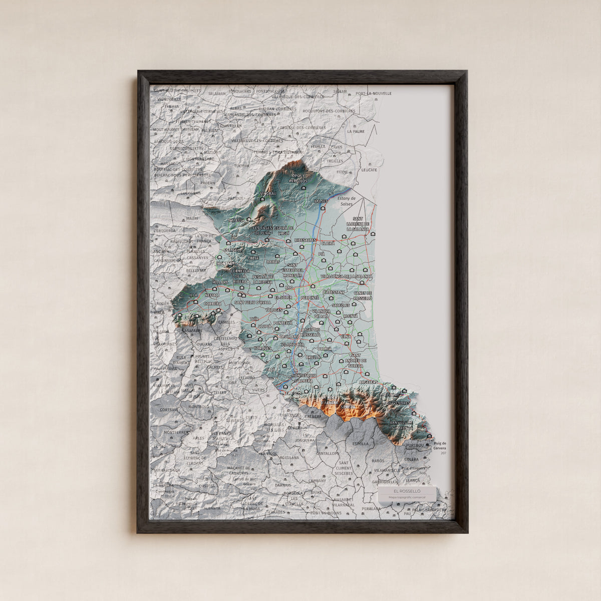 Mapa de relieve del Rosselló, con el territorio en color y el entorno en blanco. Presentación con marco. 21 × 30 cm. Estilo Azul y naranja.