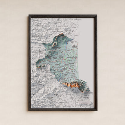 Mapa de relieve del Rosselló, con el territorio en color y el entorno en blanco. Presentación con marco. 21 × 30 cm. Estilo Azul y naranja.