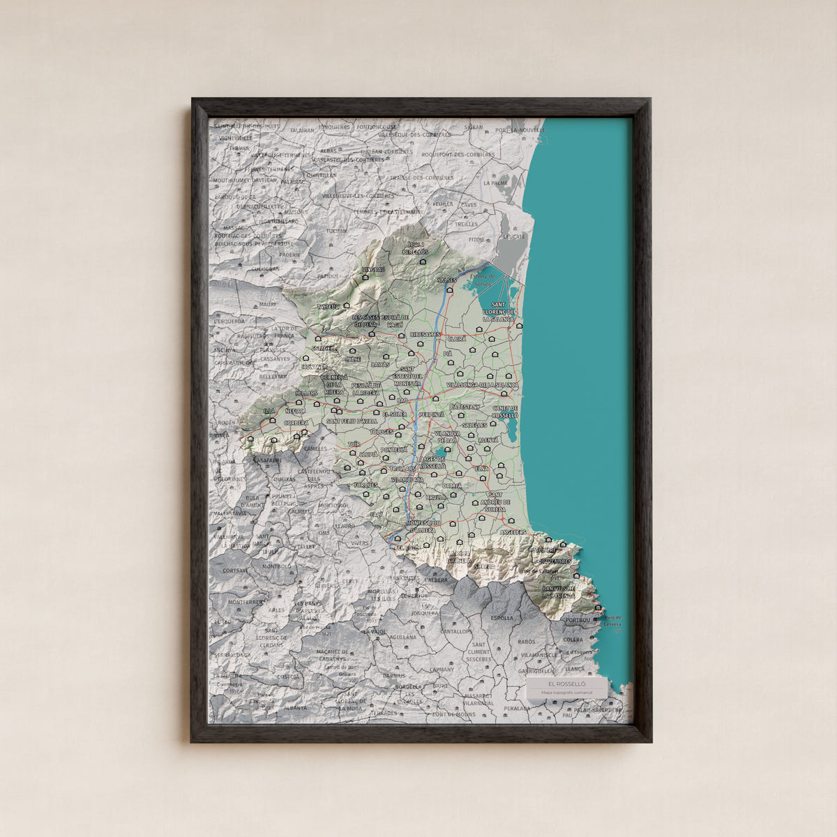 Mapa de relieve del Rosselló, con el territorio en color y el entorno en blanco. Presentación con marco. 21 × 30 cm. Estilo Cartográfico.