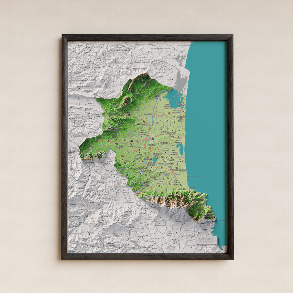 Mapa de relieve del Rosselló, con el territorio en color y el entorno en blanco. Presentación con marco. 30 × 40 cm. Estilo Clásico.