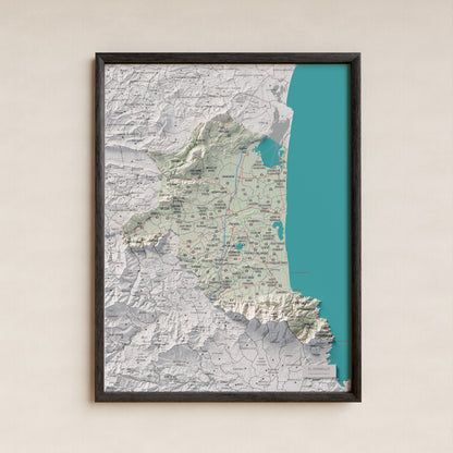 Mapa de relieve del Rosselló, con el territorio en color y el entorno en blanco. Presentación con marco. 30 × 40 cm. Estilo Cartográfico.