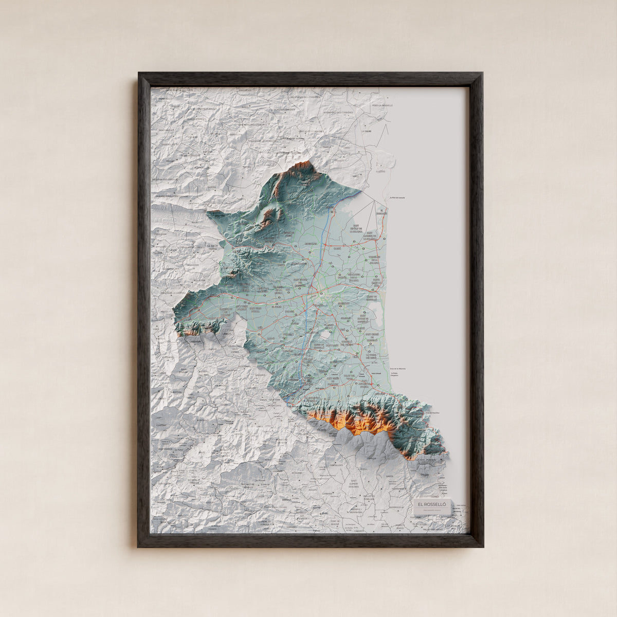 Mapa de relieve del Rosselló, con el territorio en color y el entorno en blanco. Presentación con marco. 50 × 70 cm. Estilo Azul y naranja.