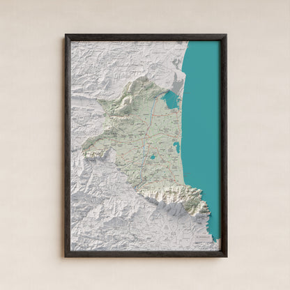 Mapa de relieve del Rosselló, con el territorio en color y el entorno en blanco. Presentación con marco. 50 × 70 cm. Estilo Cartográfico.