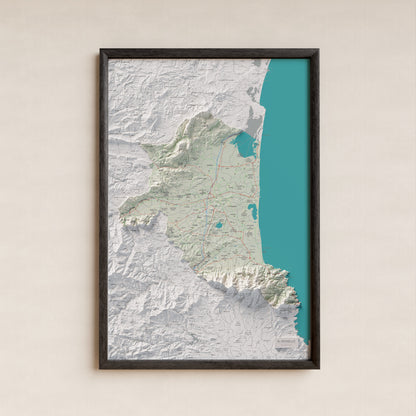 Mapa de relieve del Rosselló, con el territorio en color y el entorno en blanco. Presentación con marco. 61 × 91 cm. Estilo Cartográfico.