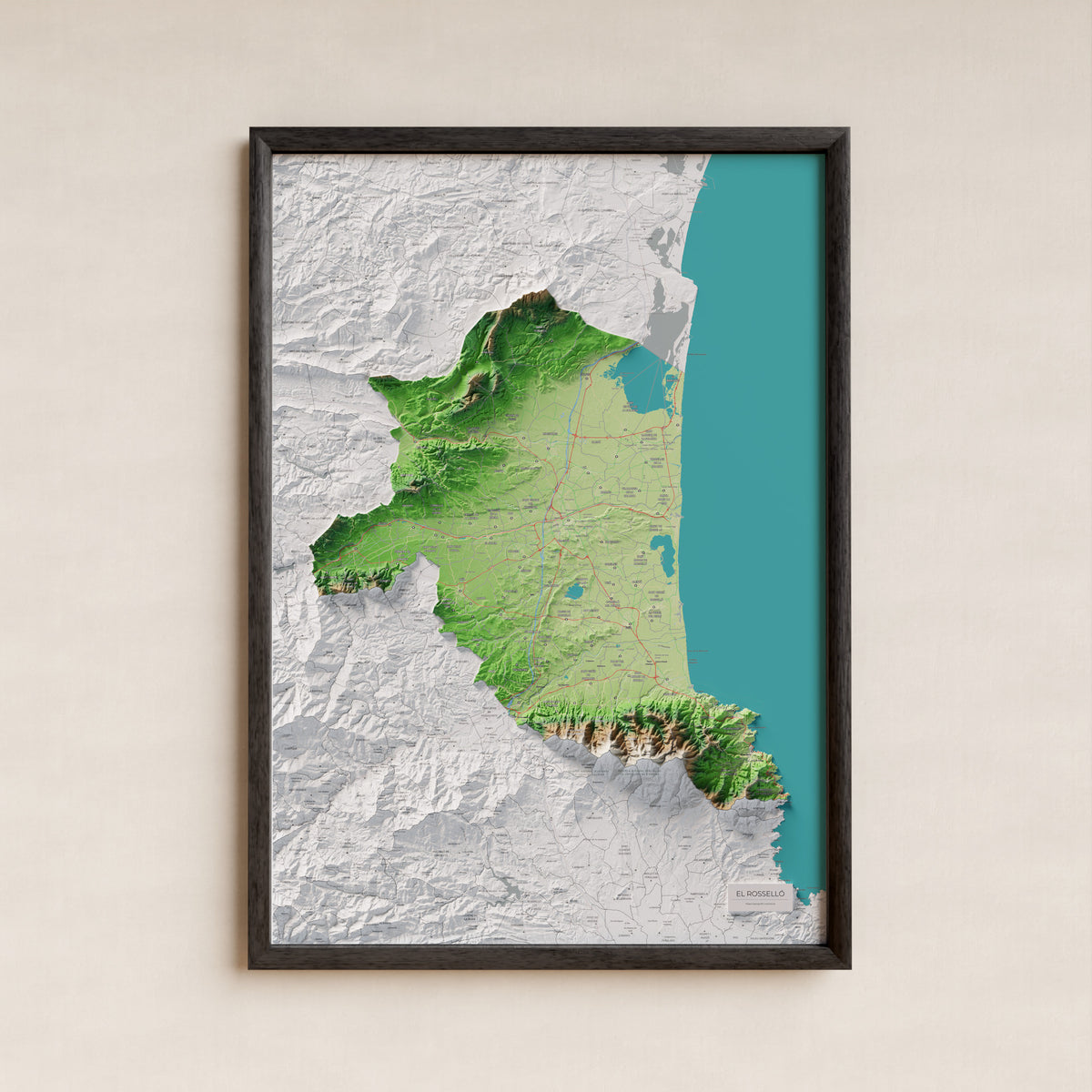 Mapa de relieve del Rosselló, con el territorio en color y el entorno en blanco. Presentación con marco. 70 × 100 cm. Estilo Clásico.