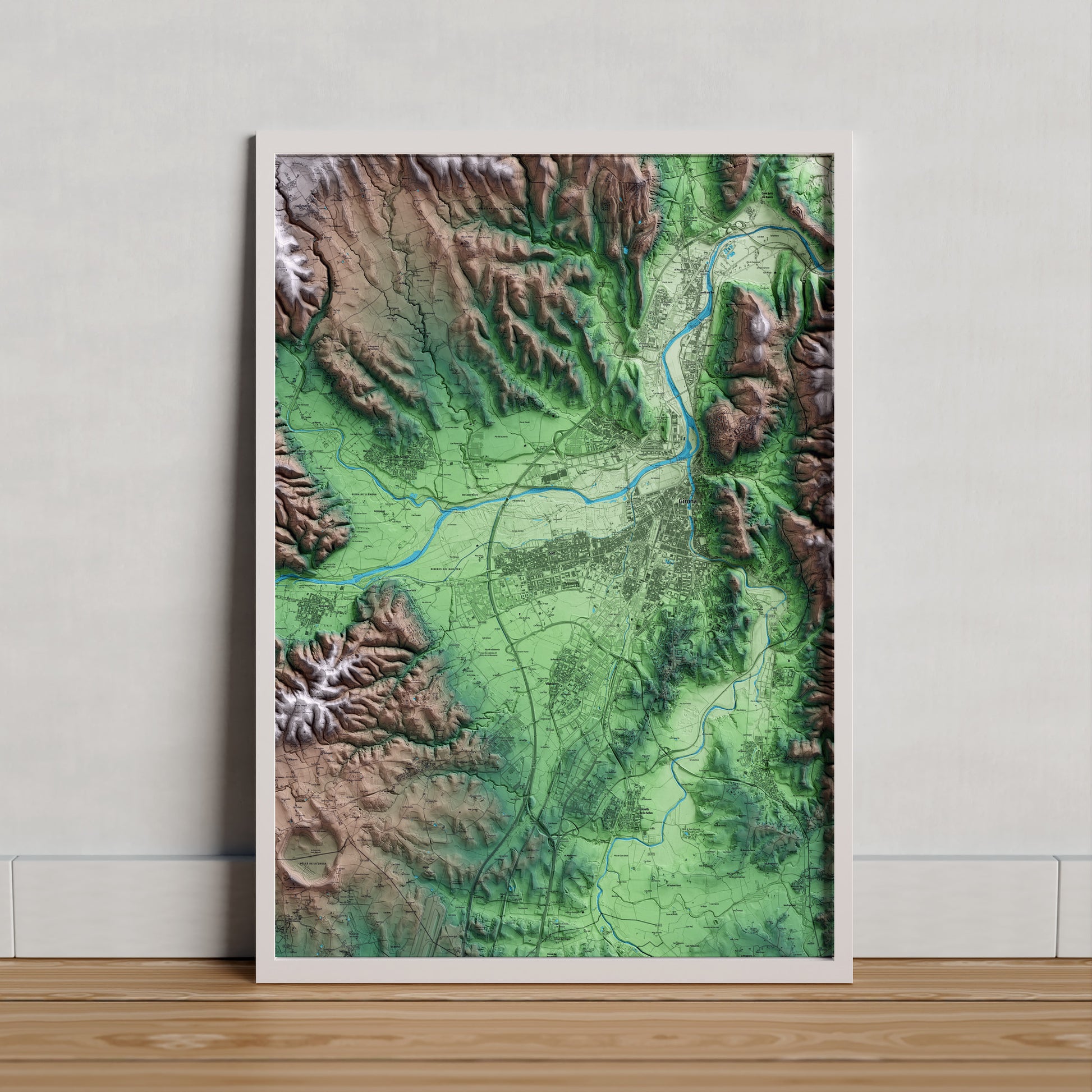 Mapa artístico del relieve de Salt, al Gironès, con 15 km de entorno y base topográfica ICGC. Presentación enmarcada.