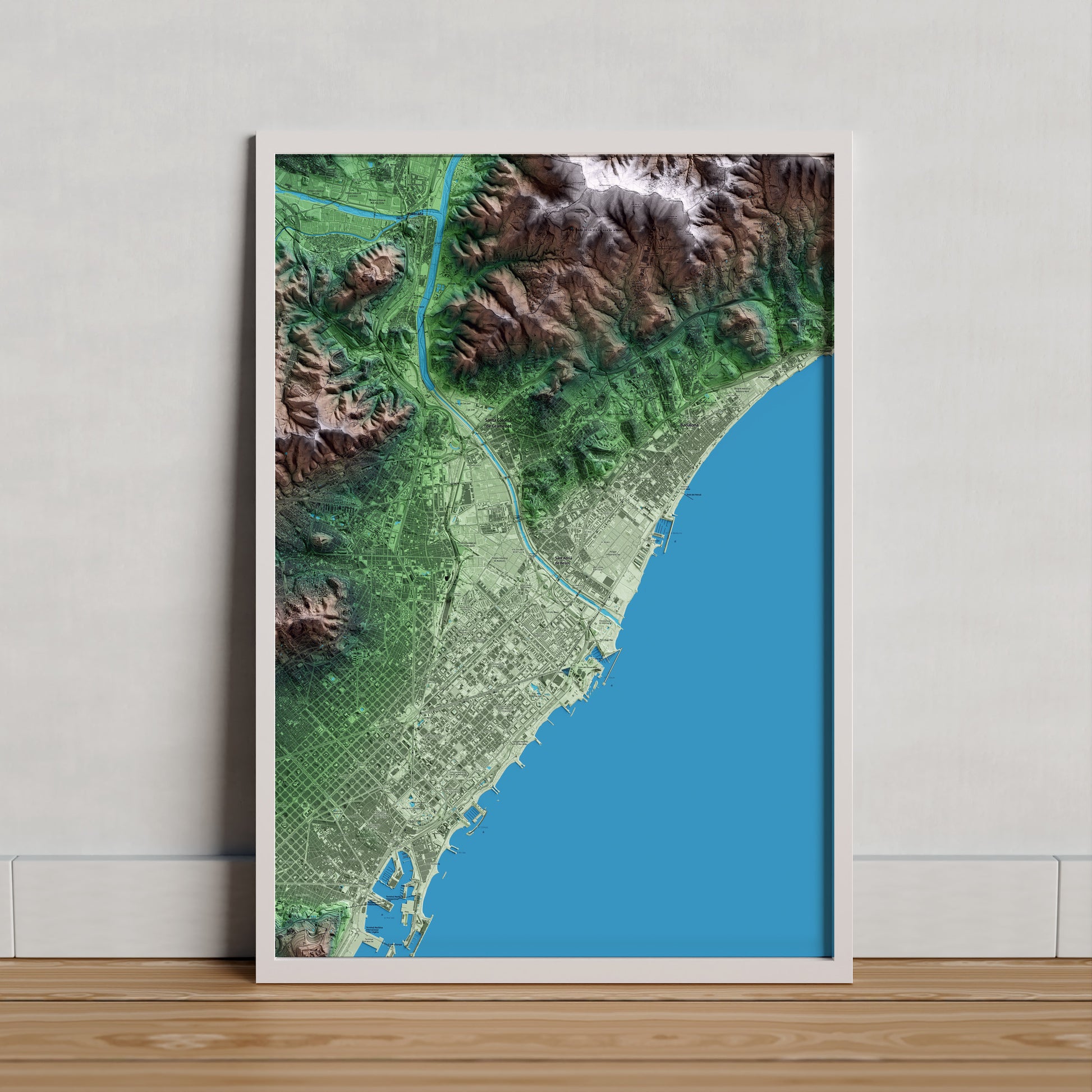 Mapa artístico del relieve de Sant Adrià de Besòs, al Barcelonès, con 15 km de entorno y base topográfica ICGC. Presentación enmarcada.