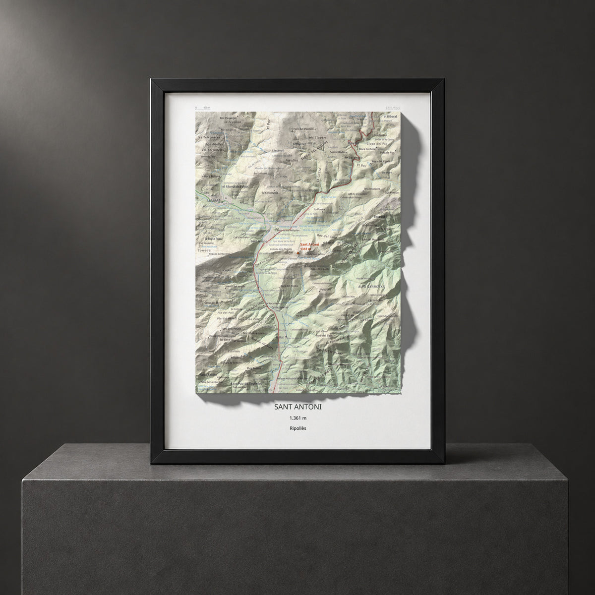 Mapa de relieve de Sant Antoni, 1361 m, Ripollès, lámina 100 Cims de Trobart. Presentación enmarcada. 30 × 40 cm.