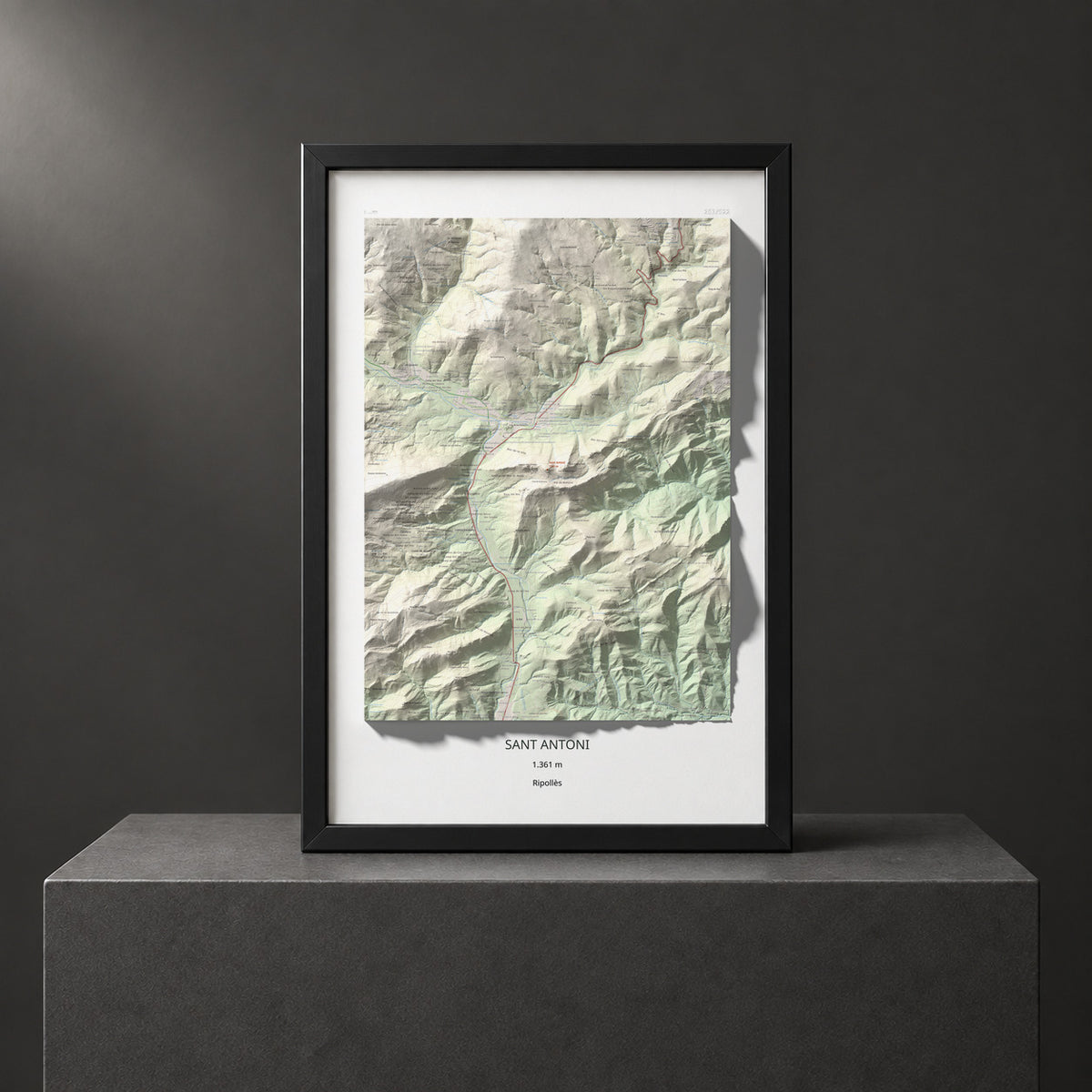 Mapa de relieve de Sant Antoni, 1361 m, Ripollès, lámina 100 Cims de Trobart. Presentación enmarcada. 61 × 91 cm.