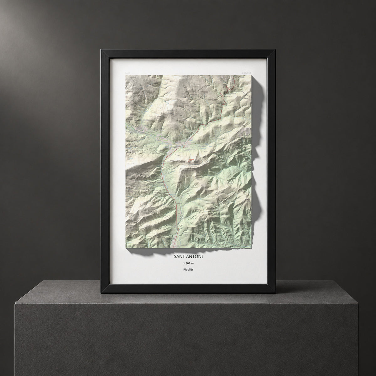 Mapa de relieve de Sant Antoni, 1361 m, Ripollès, lámina 100 Cims de Trobart. Presentación enmarcada. 70 × 100 cm.