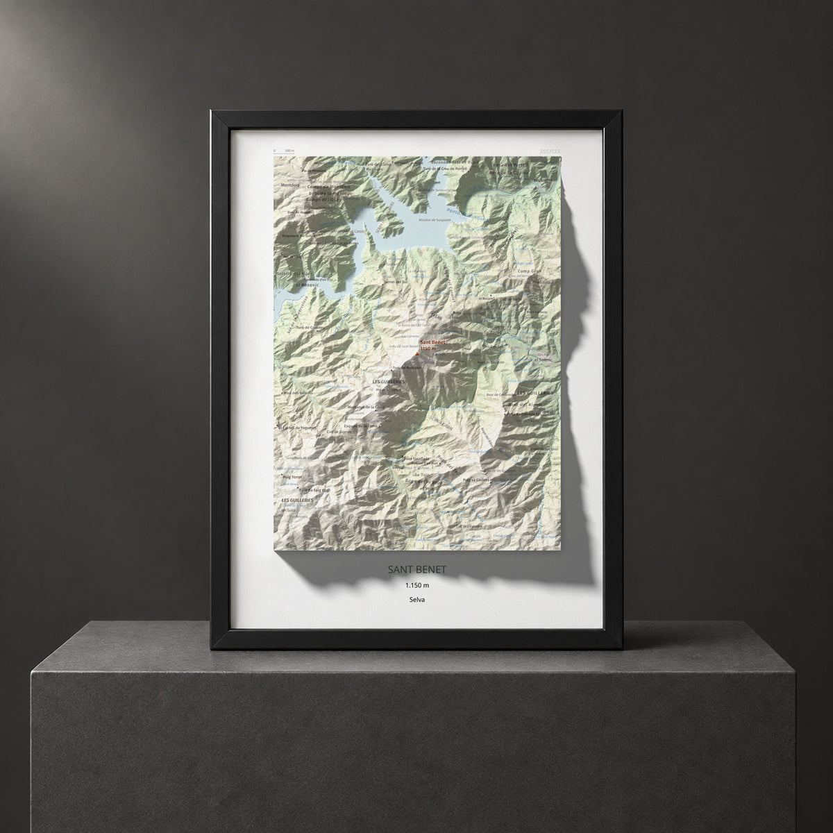 Mapa de relieve de Sant Benet, 1150 m, Selva, lámina 100 Cims de Trobart. Presentación enmarcada. 30 × 40 cm.